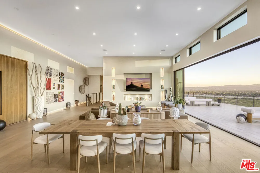 22570 S Summit Ridge Circle Chatsworth, CA 91311