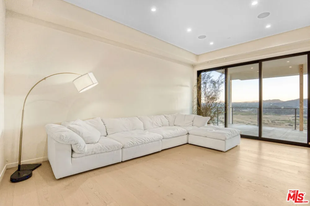 22570 S Summit Ridge Circle Chatsworth, CA 91311