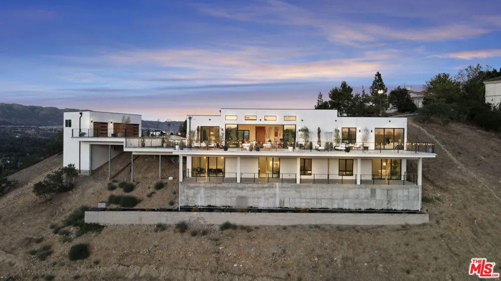 22570 S Summit Ridge Circle Chatsworth, CA 91311