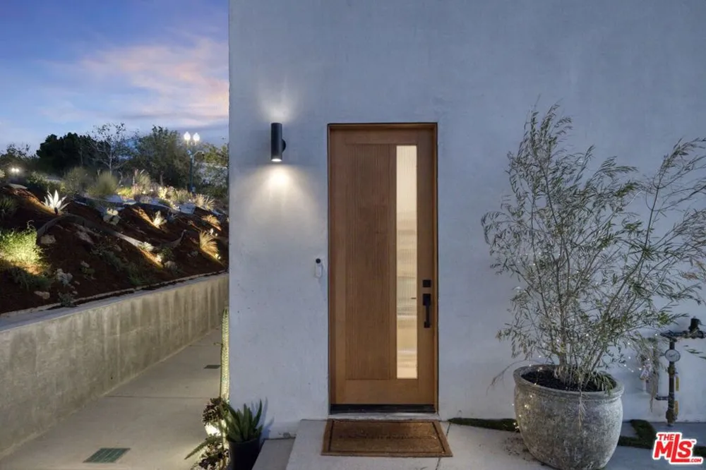 22570 S Summit Ridge Circle Chatsworth, CA 91311