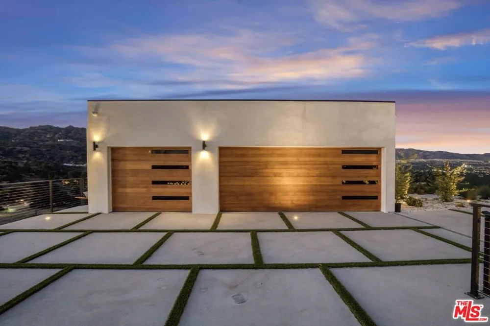 22570 S Summit Ridge Circle Chatsworth, CA 91311