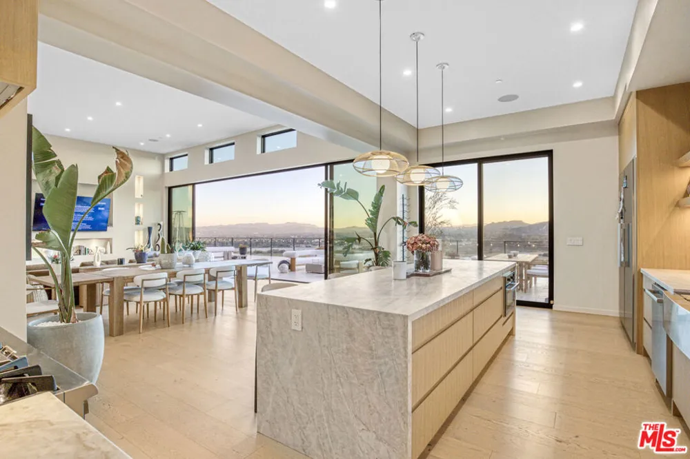 22570 S Summit Ridge Circle Chatsworth, CA 91311