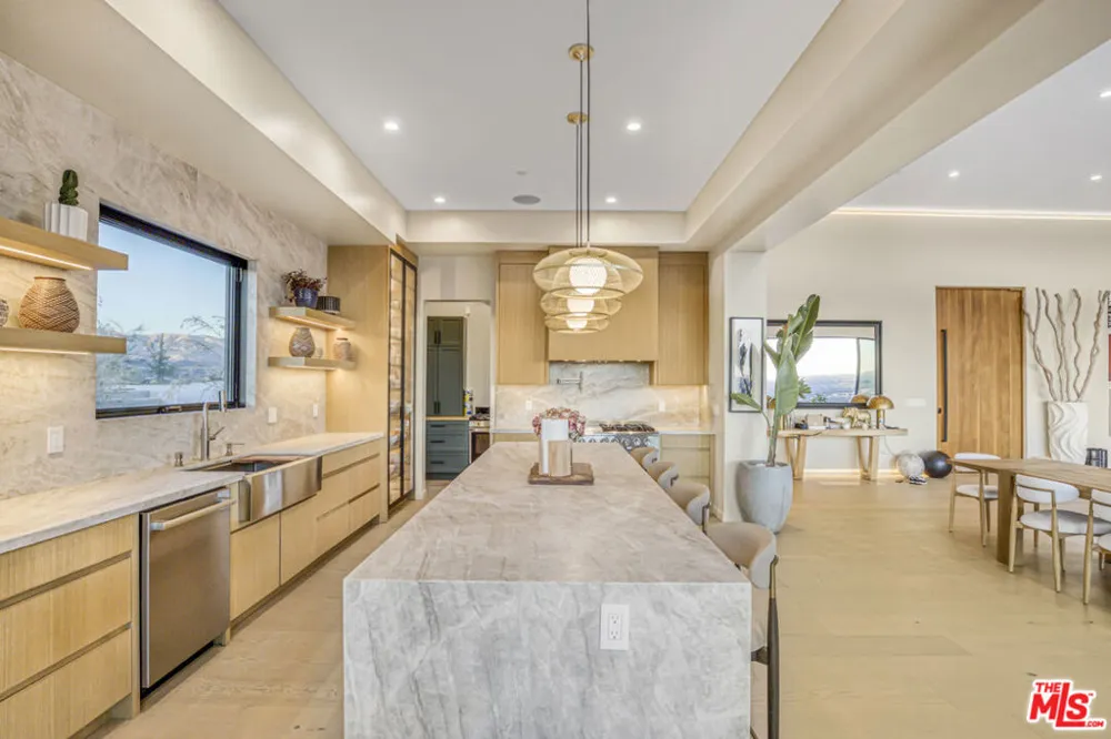 22570 S Summit Ridge Circle Chatsworth, CA 91311