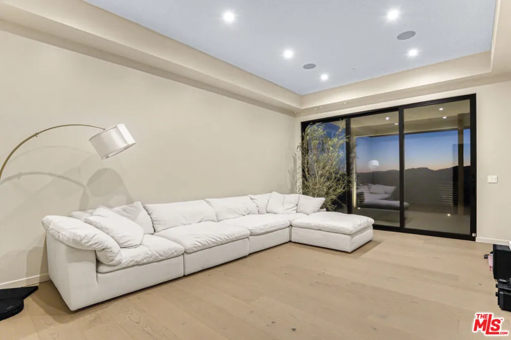 22570 S Summit Ridge Circle Chatsworth, CA 91311
