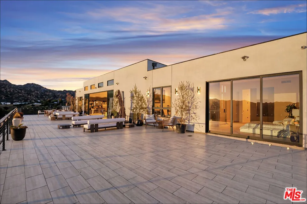22570 S Summit Ridge Circle Chatsworth, CA 91311