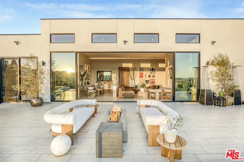 22570 S Summit Ridge Circle Chatsworth, CA 91311