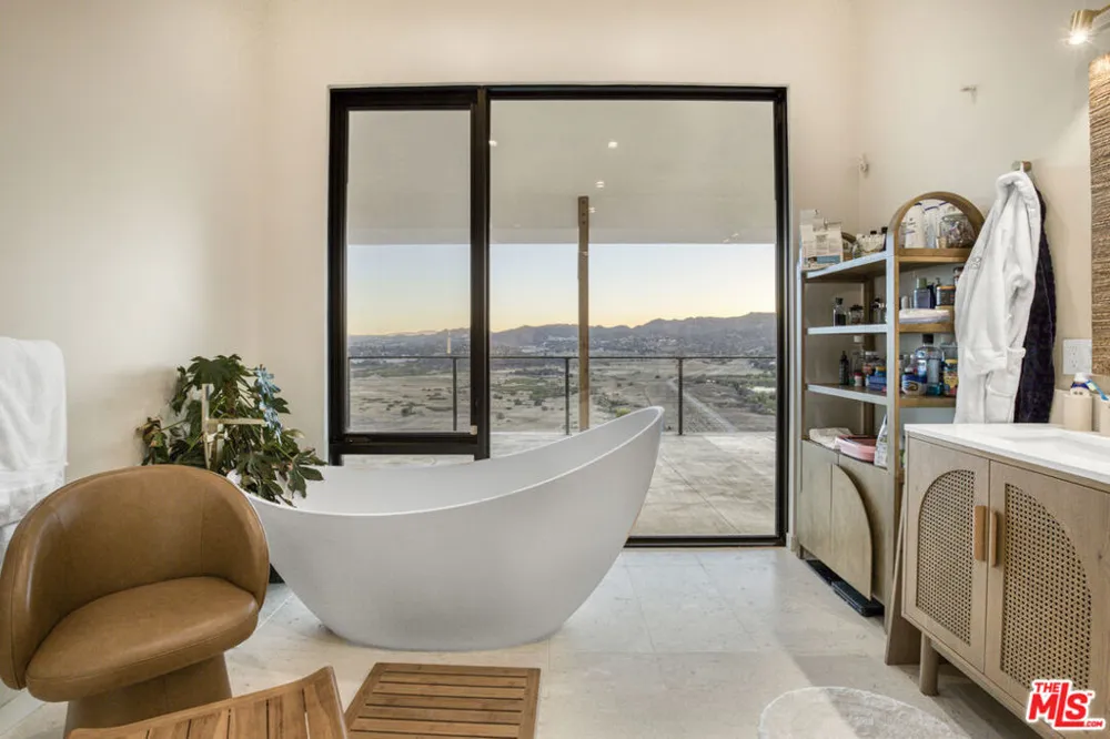 22570 S Summit Ridge Circle Chatsworth, CA 91311