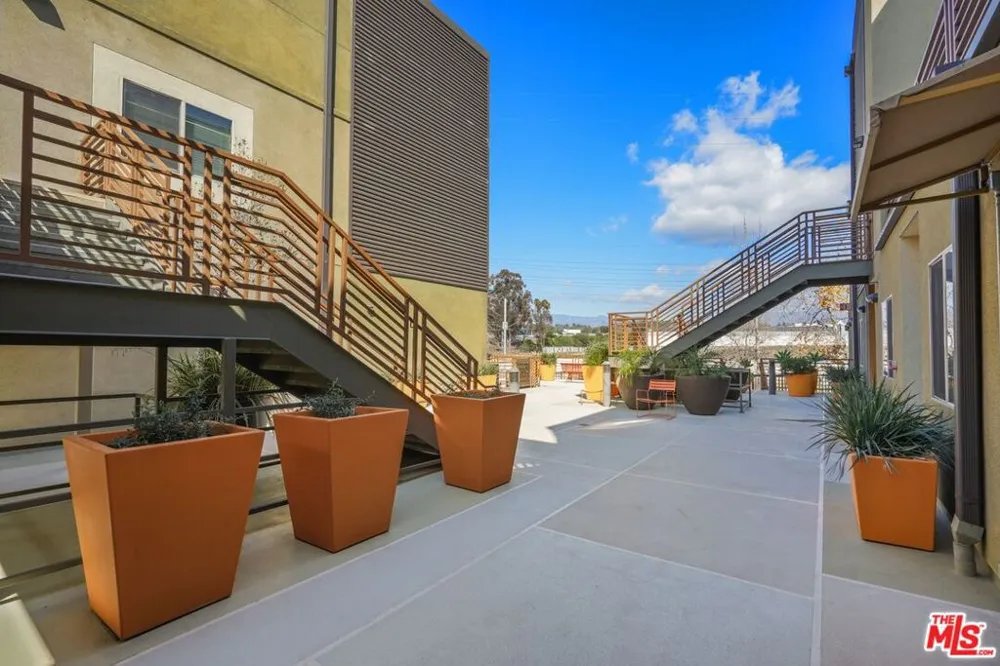 2974 Ripple Place #202 Los Angeles, CA 90039