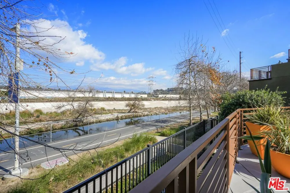 2974 Ripple Place #202 Los Angeles, CA 90039