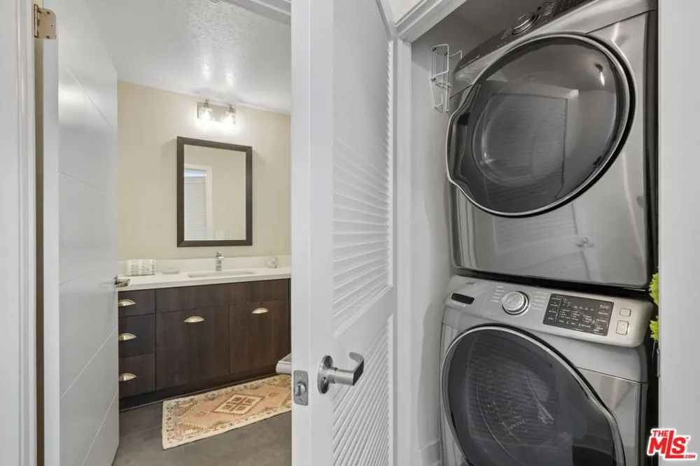 2974 Ripple Place #202 Los Angeles, CA 90039