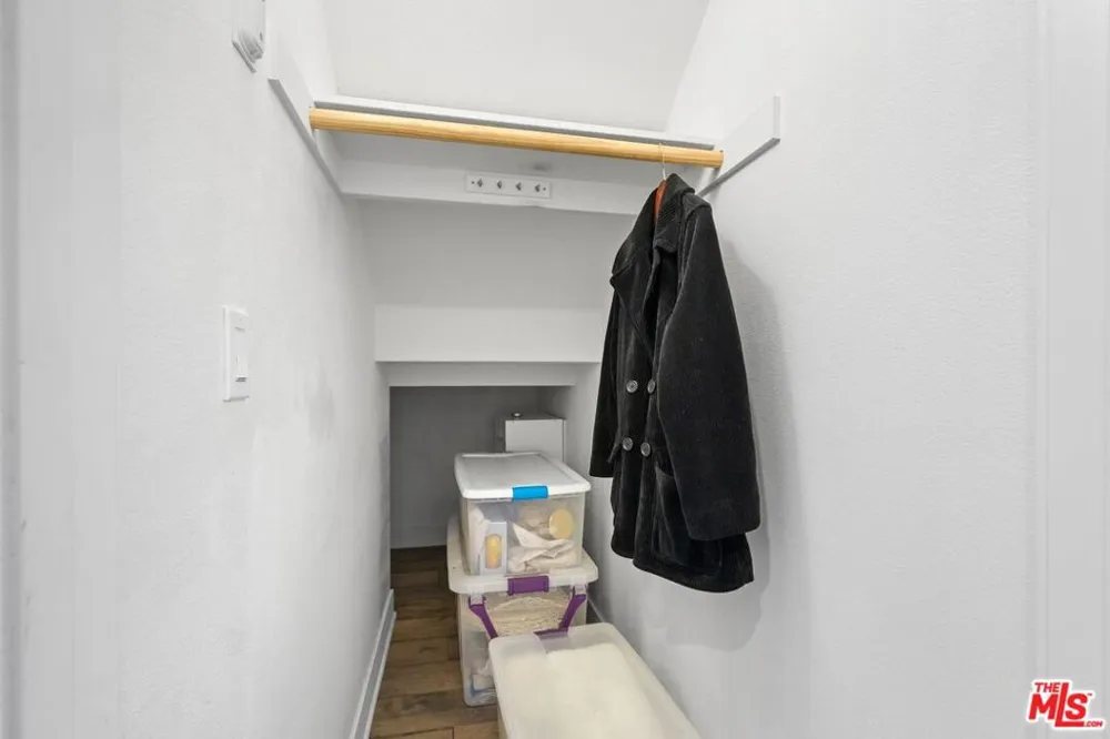 2974 Ripple Place #202 Los Angeles, CA 90039