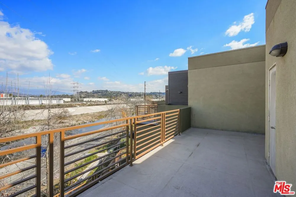 2974 Ripple Place #202 Los Angeles, CA 90039