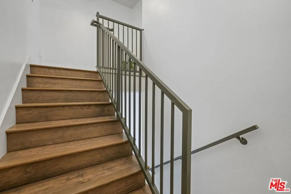 2974 Ripple Place #202 Los Angeles, CA 90039