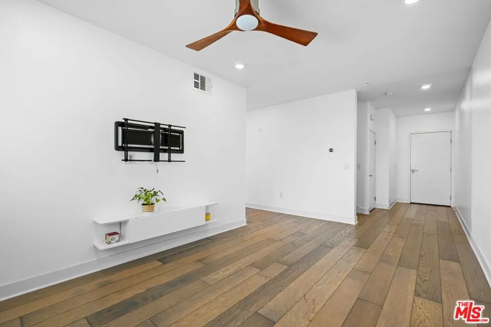 2974 Ripple Place #202 Los Angeles, CA 90039