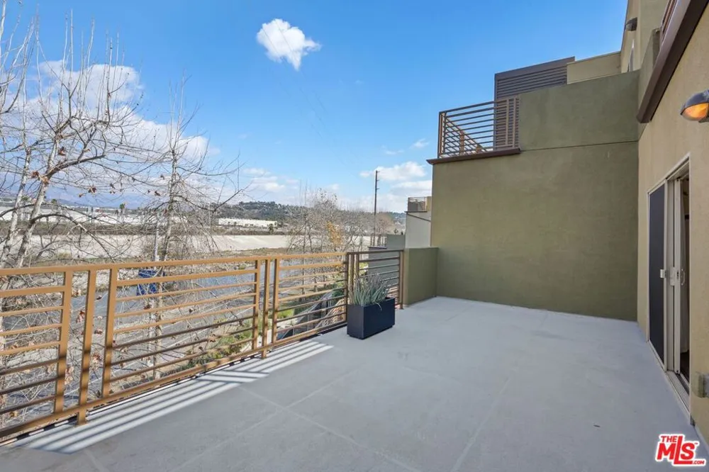 2974 Ripple Place #202 Los Angeles, CA 90039