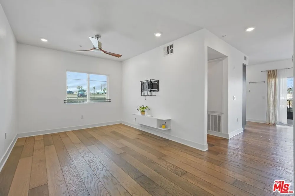 2974 Ripple Place #202 Los Angeles, CA 90039