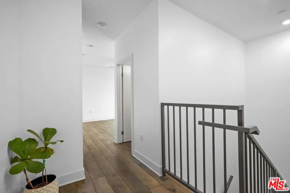 2974 Ripple Place #202 Los Angeles, CA 90039