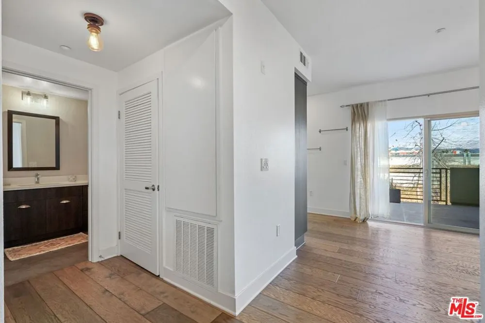 2974 Ripple Place #202 Los Angeles, CA 90039