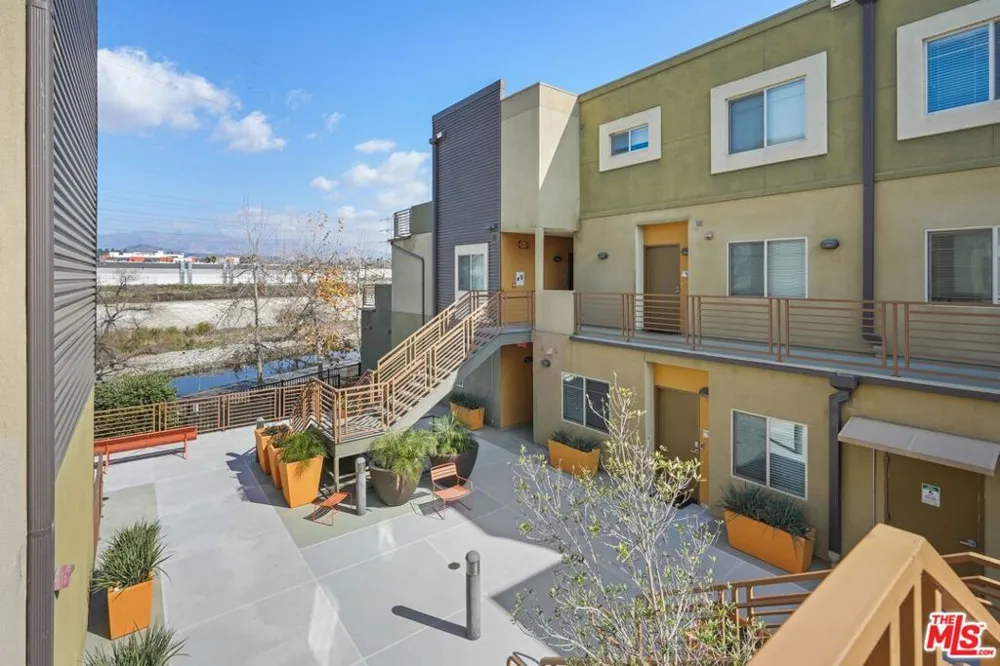 2974 Ripple Place #202 Los Angeles, CA 90039