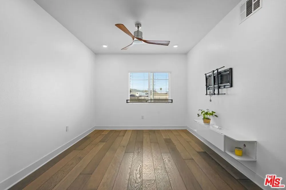2974 Ripple Place #202 Los Angeles, CA 90039