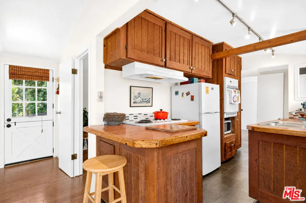 19899 Grand View Drive Topanga, CA 90290