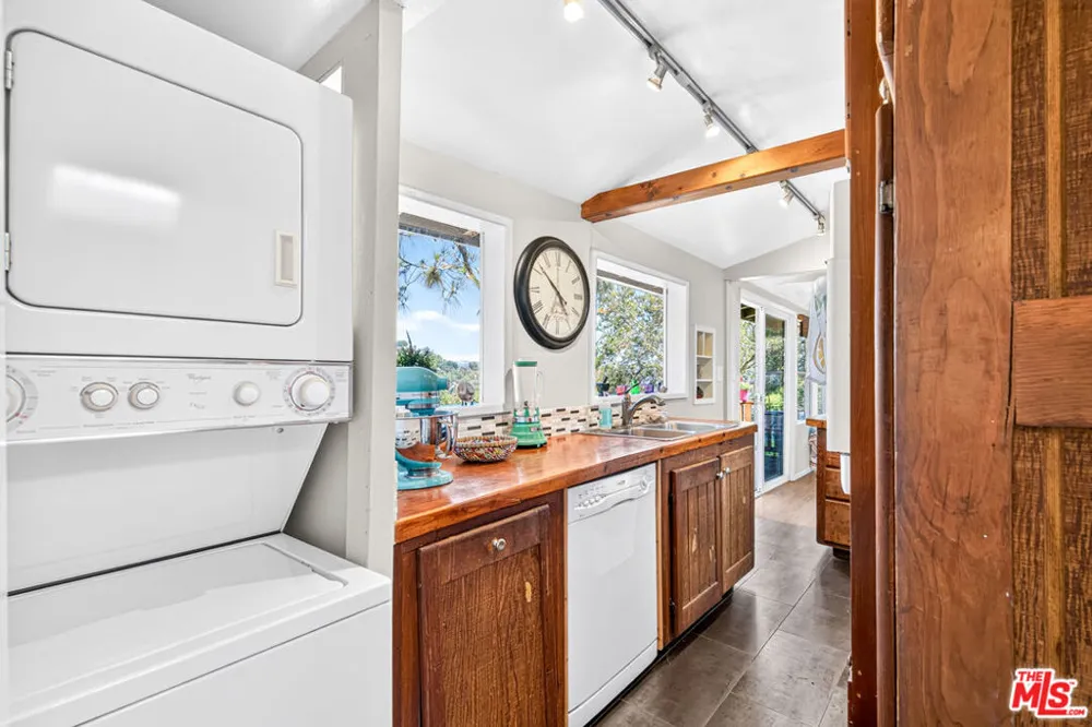 19899 Grand View Drive Topanga, CA 90290