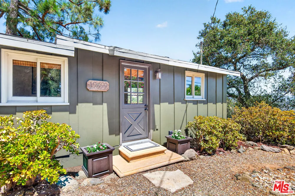 19899 Grand View Drive Topanga, CA 90290