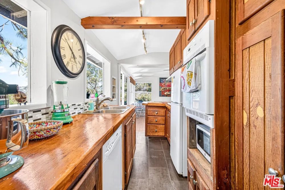 19899 Grand View Drive Topanga, CA 90290