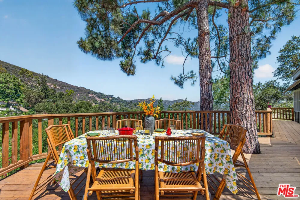 19899 Grand View Drive Topanga, CA 90290