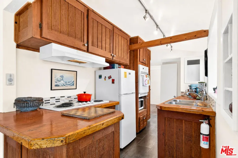 19899 Grand View Drive Topanga, CA 90290