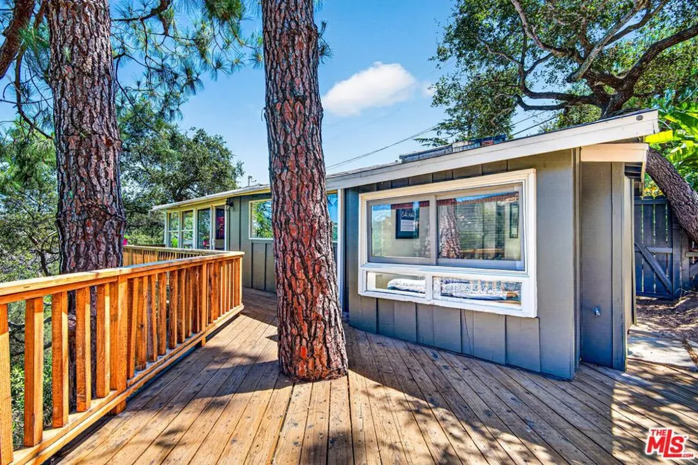 19899 Grand View Drive Topanga, CA 90290