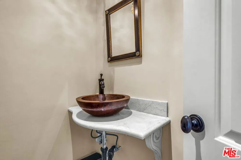 934 Hilldale Avenue West Hollywood, CA 90069