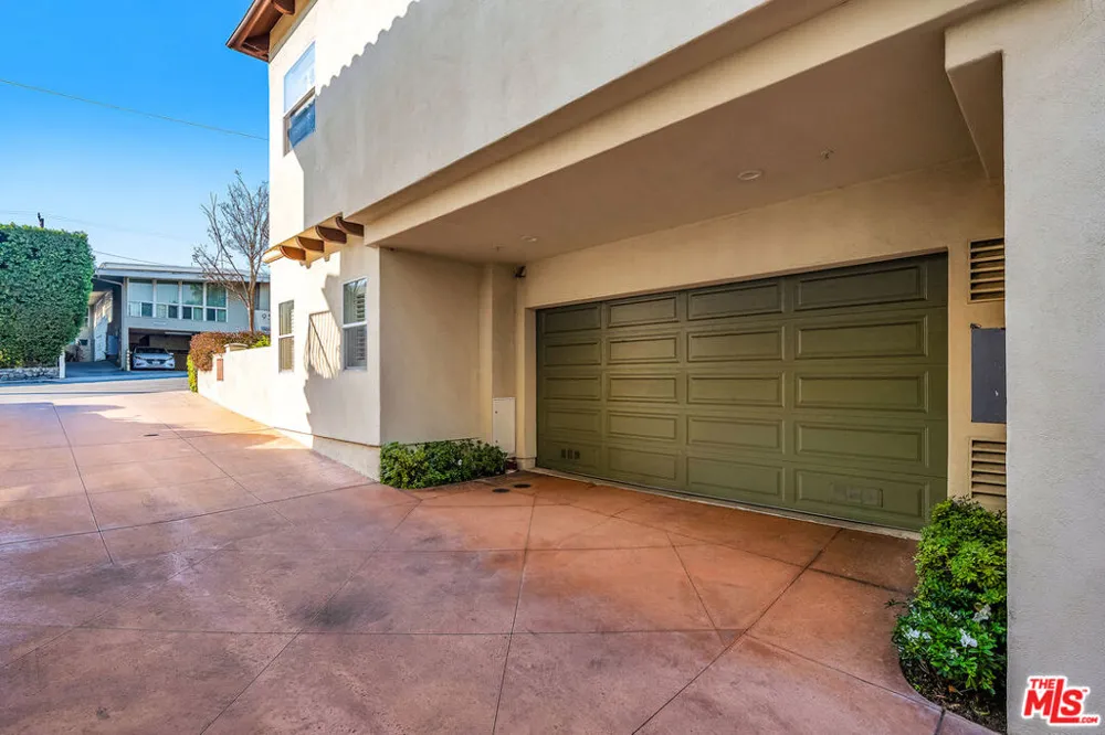 934 Hilldale Avenue West Hollywood, CA 90069