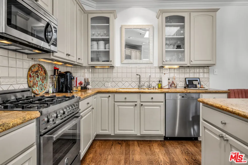 934 Hilldale Avenue West Hollywood, CA 90069