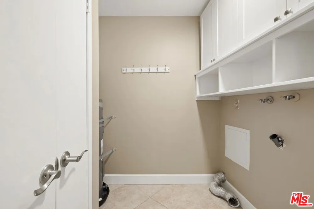 1685 E Avenida De Las Flores Thousand Oaks, CA 91362