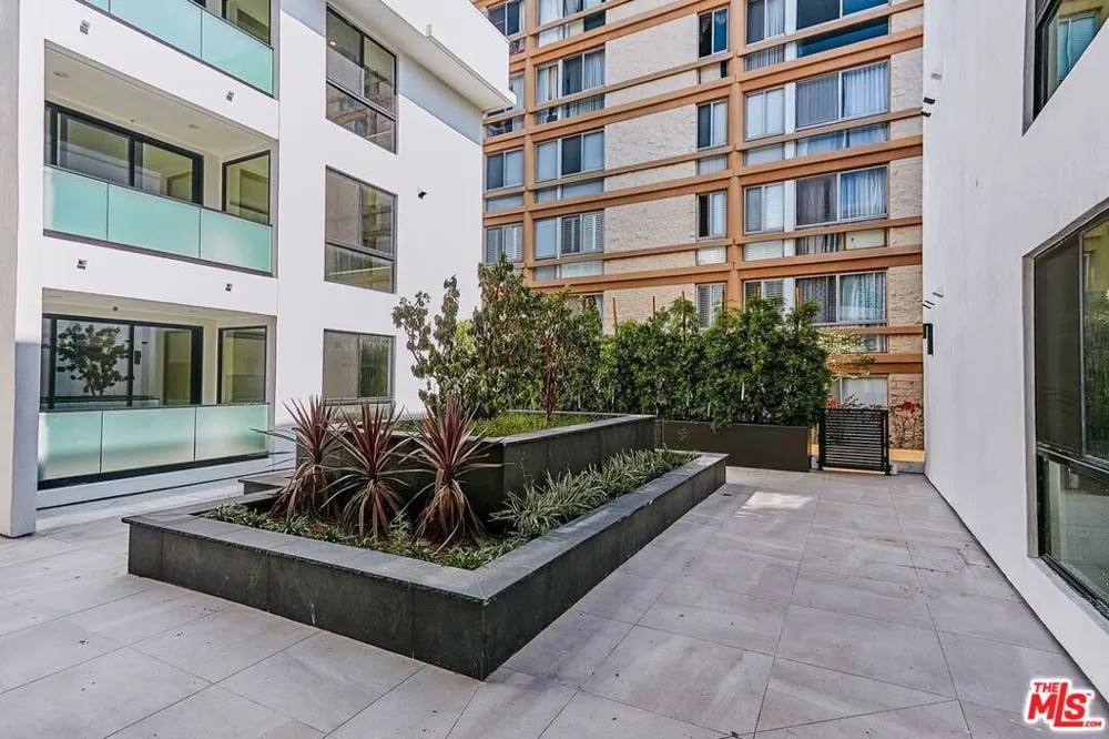 328 Maple Drive #204 Beverly Hills, CA 90210