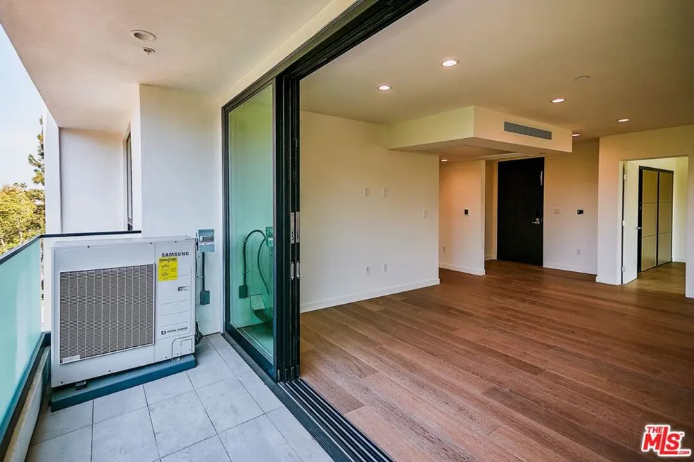 328 Maple Drive #204 Beverly Hills, CA 90210
