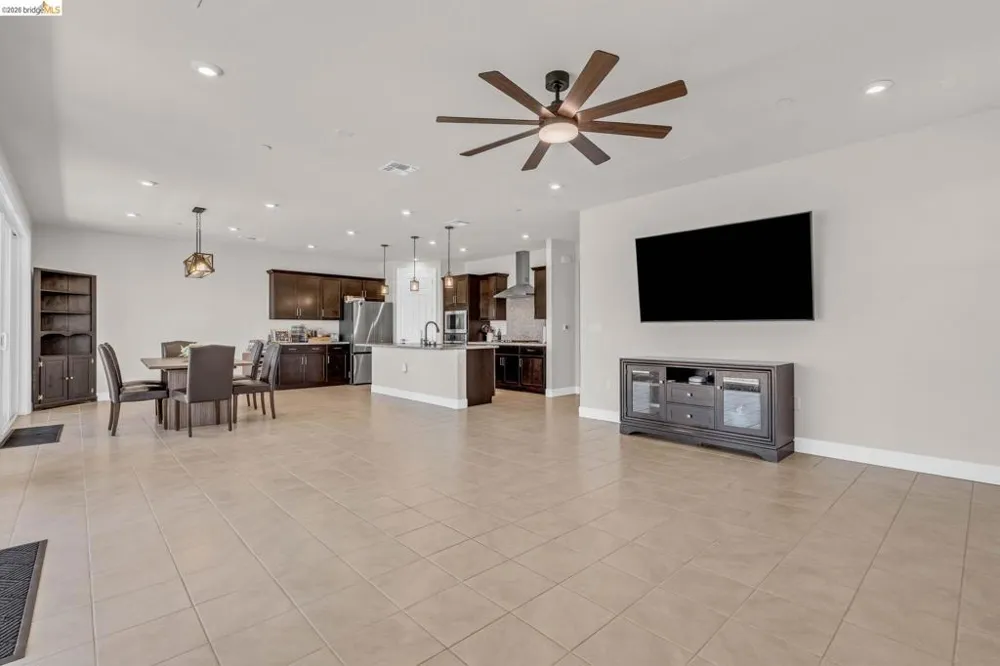 1553 Base Ct Dixon, CA 95620
