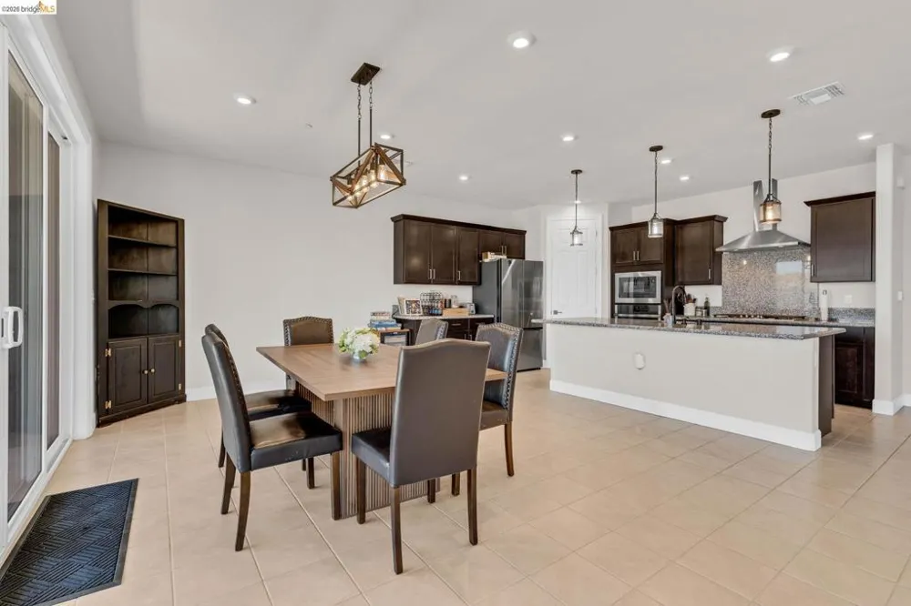 1553 Base Ct Dixon, CA 95620