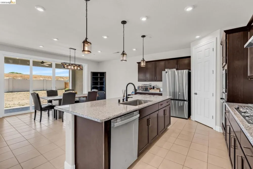 1553 Base Ct Dixon, CA 95620