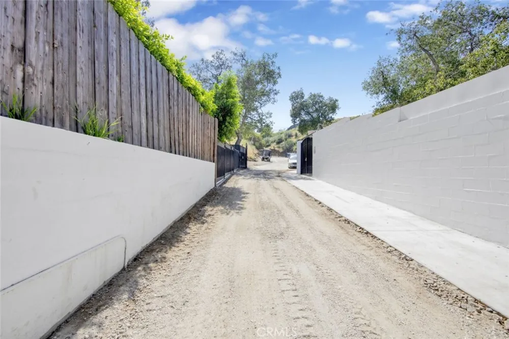 10200 Willow Springs Lane Sunland, CA 91040