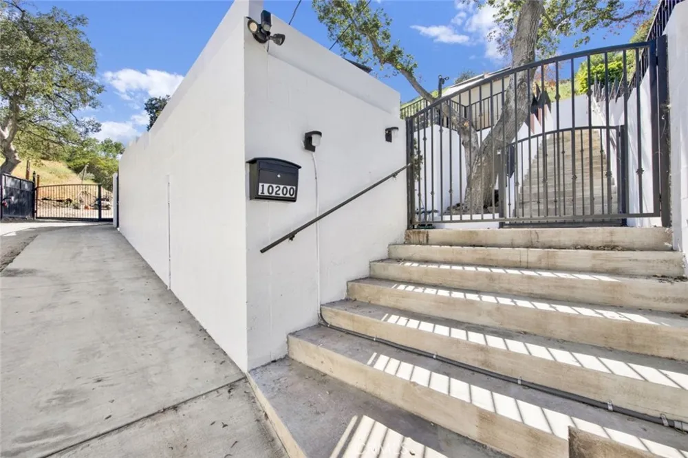 10200 Willow Springs Lane Sunland, CA 91040