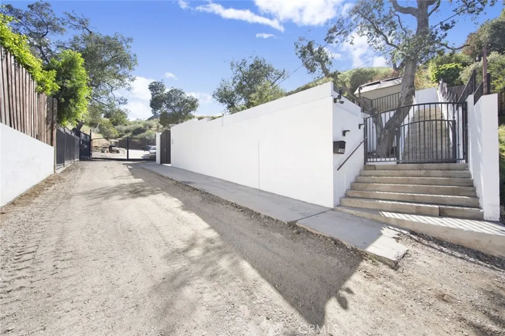 10200 Willow Springs Lane Sunland, CA 91040