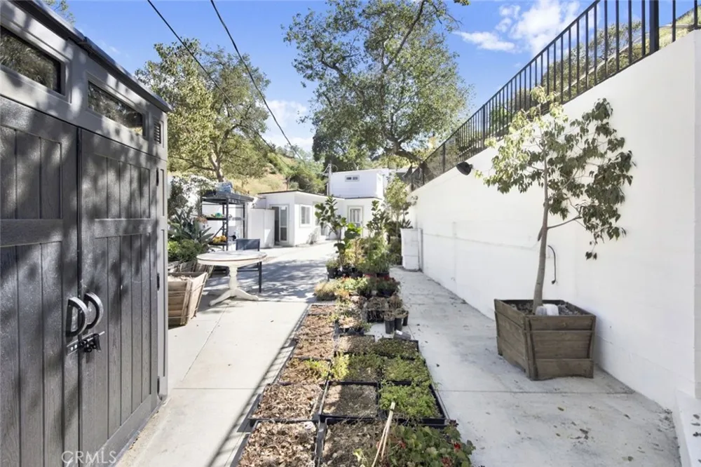 10200 Willow Springs Lane Sunland, CA 91040