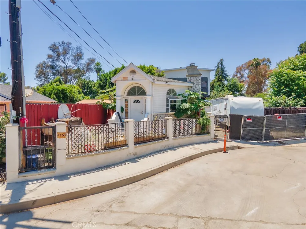 4463 Bellflower Avenue West Toluca Lake, CA 91602