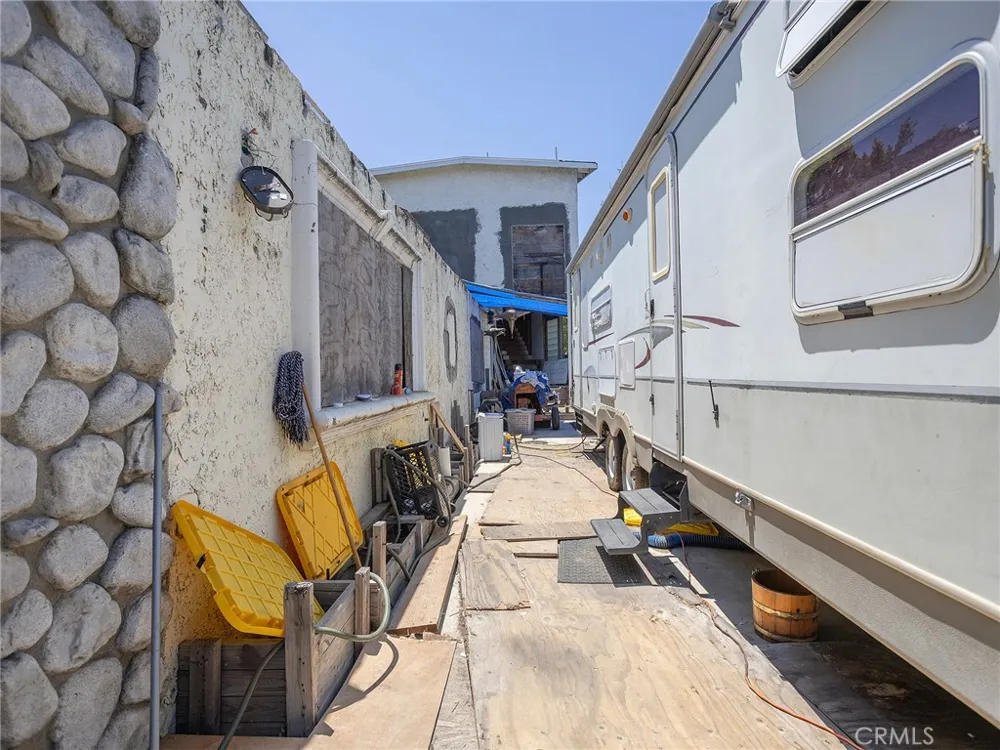 4463 Bellflower Avenue West Toluca Lake, CA 91602