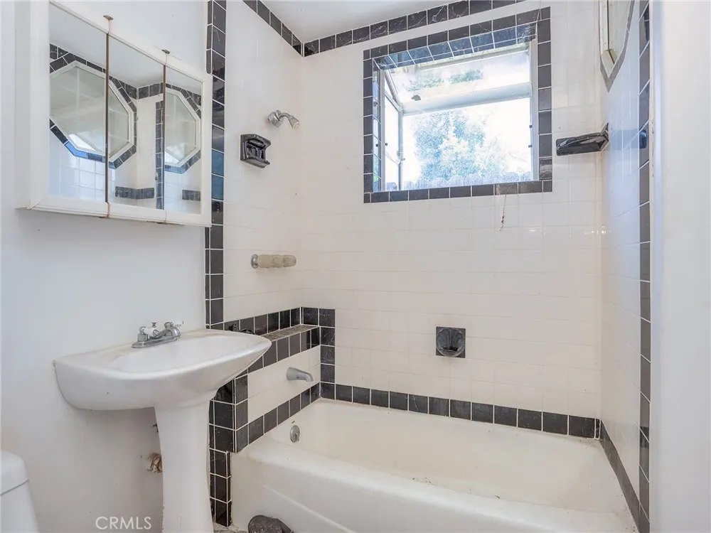 4463 Bellflower Avenue West Toluca Lake, CA 91602