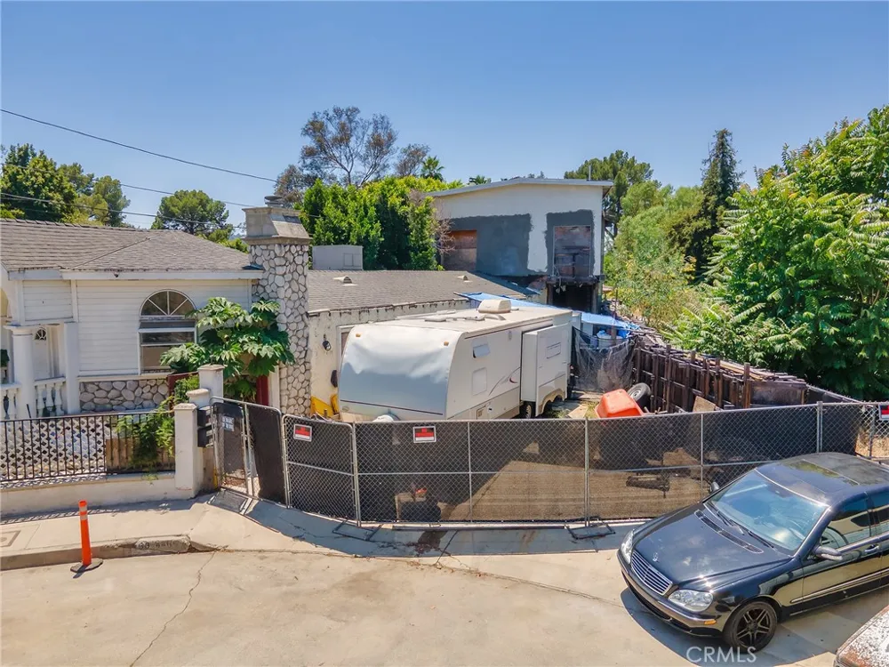 4463 Bellflower Avenue West Toluca Lake, CA 91602