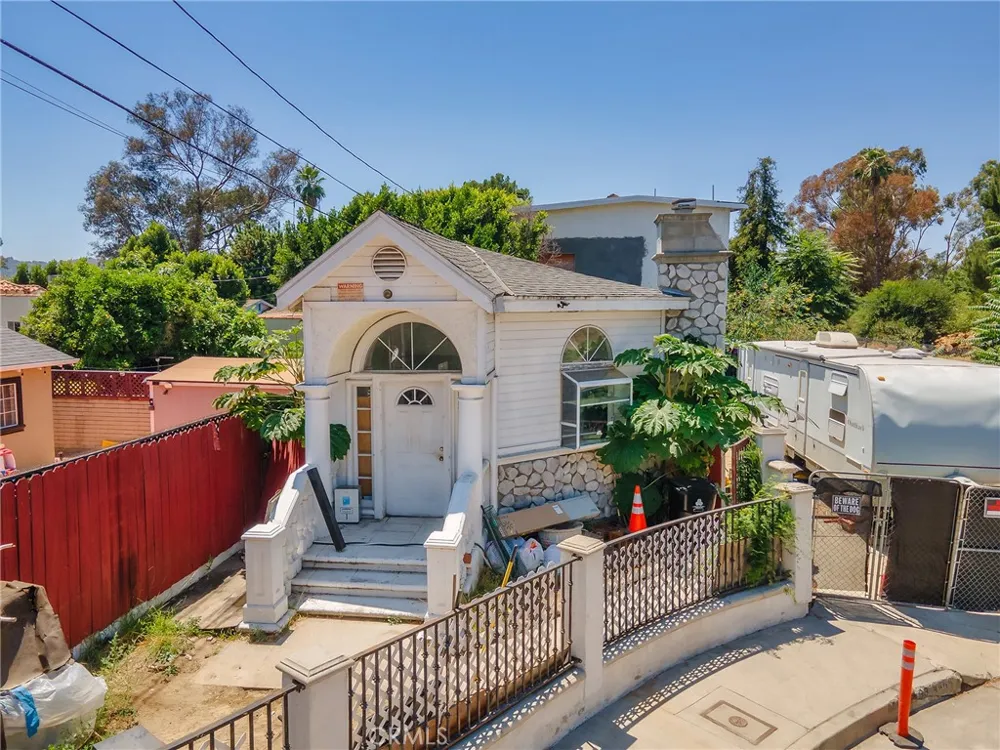 4463 Bellflower Avenue West Toluca Lake, CA 91602