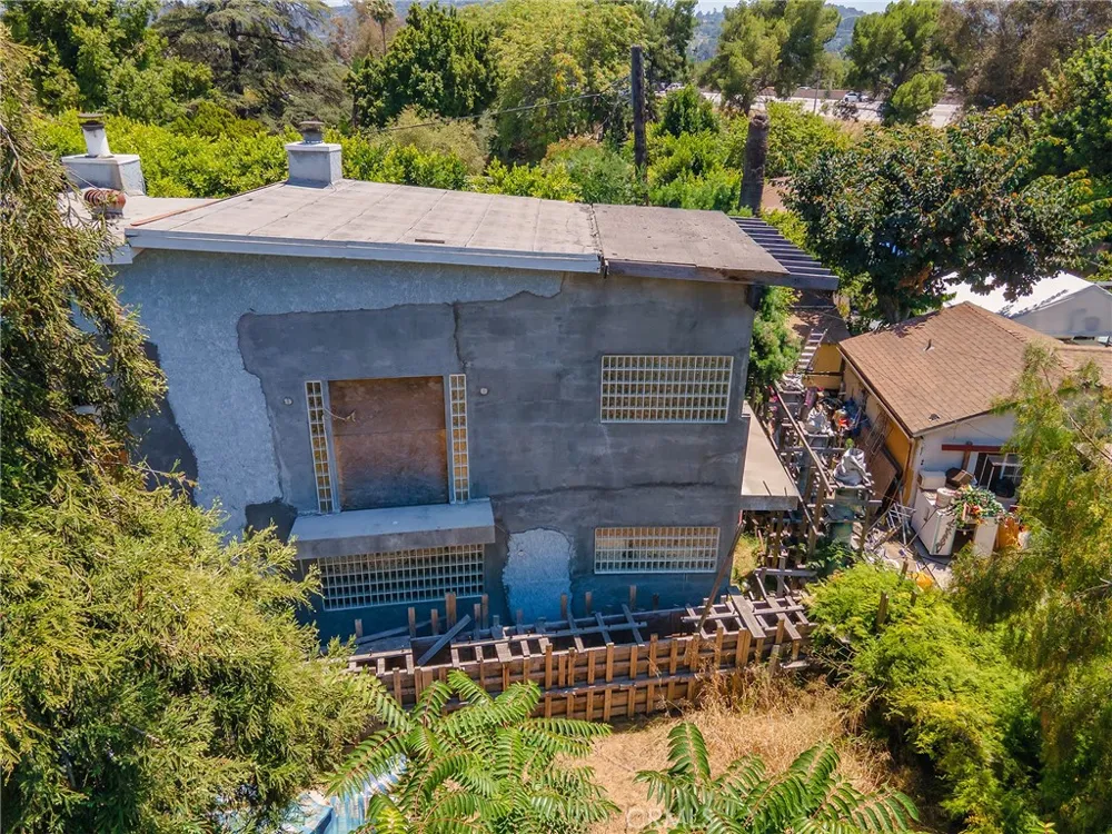 4463 Bellflower Avenue West Toluca Lake, CA 91602